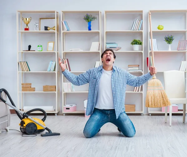 Homem fazendo limpeza em casa — Fotografia de Stock