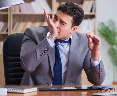 Ofisteki uyuşturucu bağımlısı işadamı.