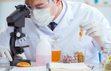 Laboratuvarda parfüm karıştıran bir kimyager.