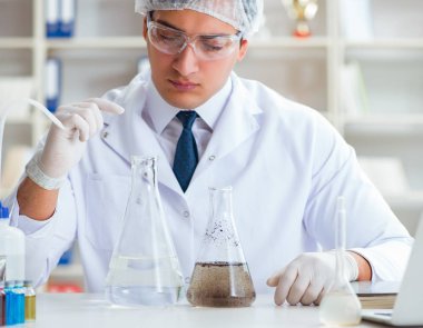 Genç araştırmacı bilim adamı bir su testi kirliliği araştırması yapıyor.