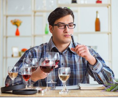 Profesyonel şarap garsonu kırmızı şarap tadıyor.