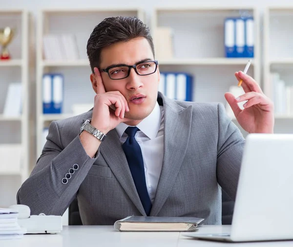 Uomo d'affari che fuma in ufficio al lavoro — Foto Stock