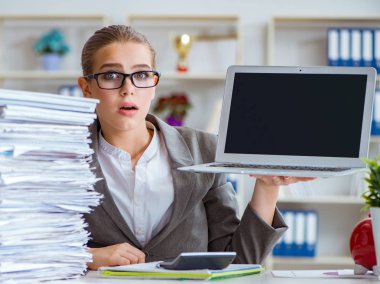 Ofiste çalışan genç iş kadını muhasebeci.