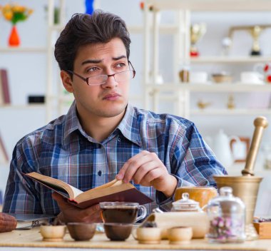 Yeni demler deneyen profesyonel çay uzmanı.