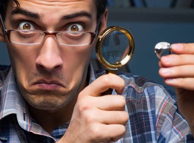 Gece atölyesinde çalışan genç bir kuyumcu.