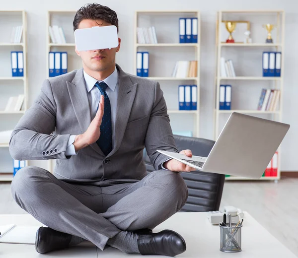 Podnikatel ve virtuální realitě VR brýle meditace na stole nahoře — Stock fotografie