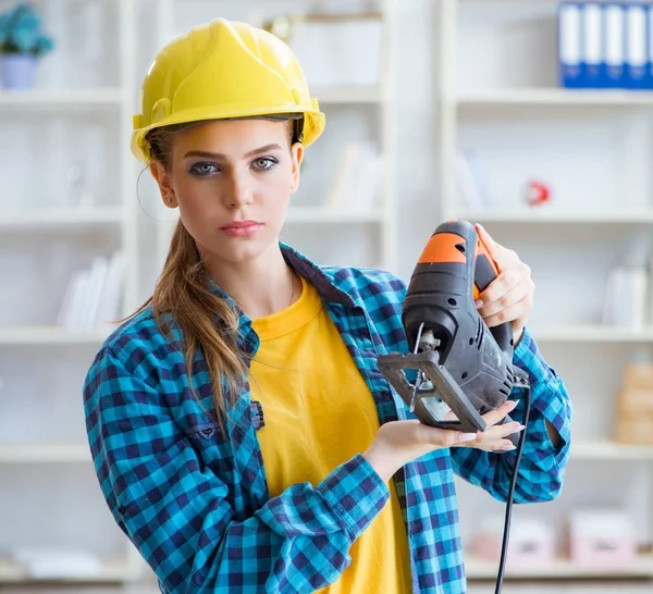 Mujer en taller con sierra circular — Foto de Stock