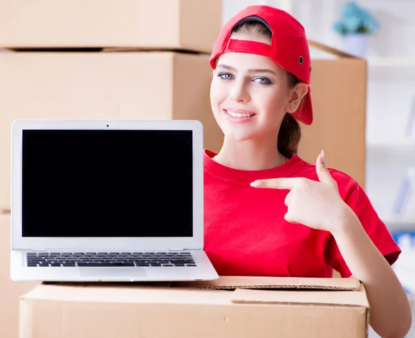 Mujer joven entregando cajas de efectos personales — Foto de Stock