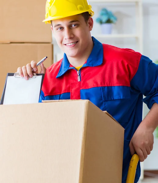 Jeune homme travaillant dans les services de déménagement avec des boîtes — Photo