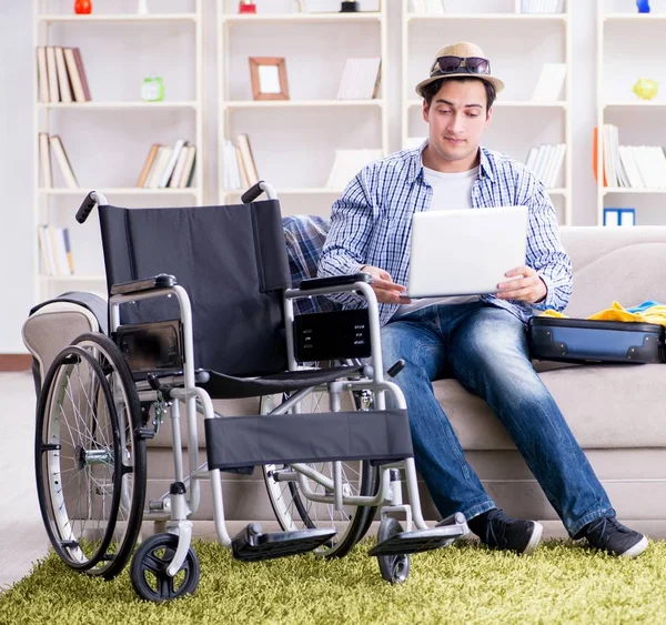 Disabili uomo prenotazione viaggi online utilizzando il computer portatile — Foto Stock