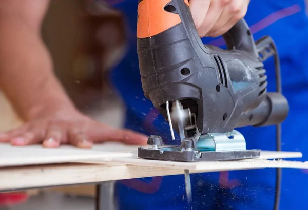 Jonge reparateur timmerman werkend met een cirkelzaag — Stockfoto