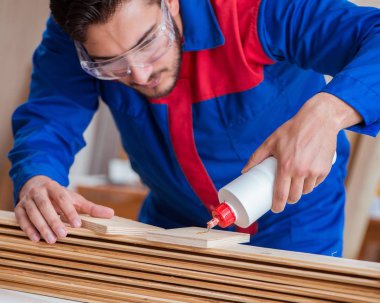 Yooung marangoz boyayla uğraşıyor.