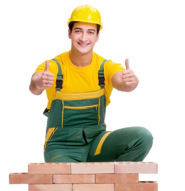 Yakışıklı inşaat işçisi tuğla duvar inşa ediyor.