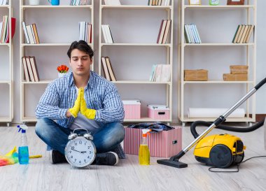 Adam evi temizliyor.