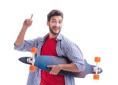 Beyaz kaykaylı genç bir kaykaycı.