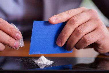 Ofisteki uyuşturucu bağımlısı işadamı.