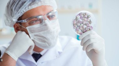 Laboratuvarda parfüm karıştıran bir kimyager.