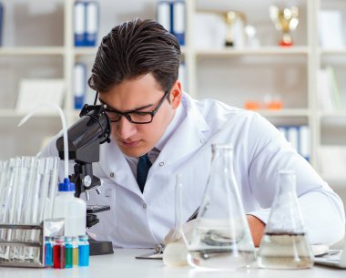 Genç araştırmacı bilim adamı bir su testi kirliliği araştırması yapıyor.