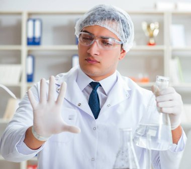 Genç araştırmacı bilim adamı bir su testi kirliliği araştırması yapıyor.