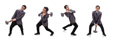 Elinde çekiç tutan bir iş adamı beyaz üzerinde izole