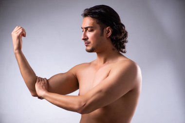 Genç adam üst bacak ağrısından muzdarip. 