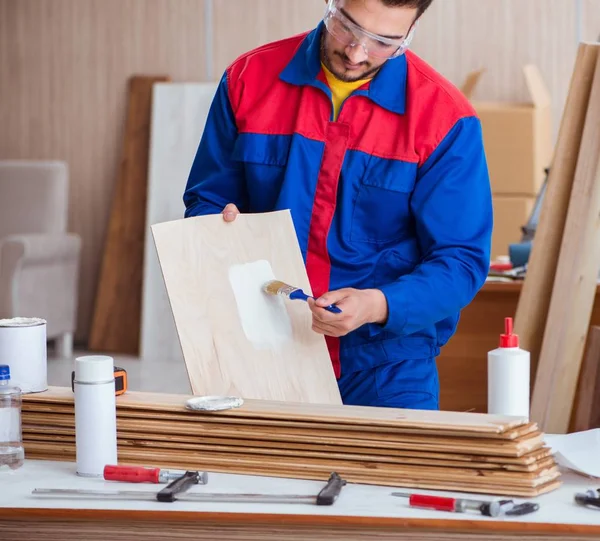 Yooung reparateur timmerman werken met verf schilderen — Stockfoto