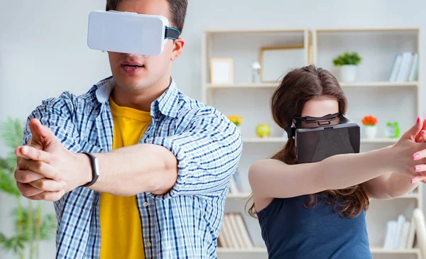 Ung familj spelar spel med virtual reality glasögon — Stockfoto