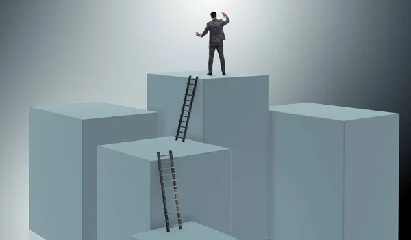 Zakenman klimmen blokken in uitdaging bedrijfsconcept — Stockfoto