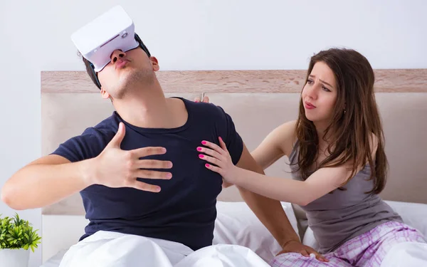 Manželka a manžel s brýlemi virtuální reality v posteli — Stock fotografie