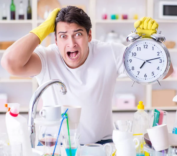 Homme ne respectant pas les délais du travail ménager — Photo
