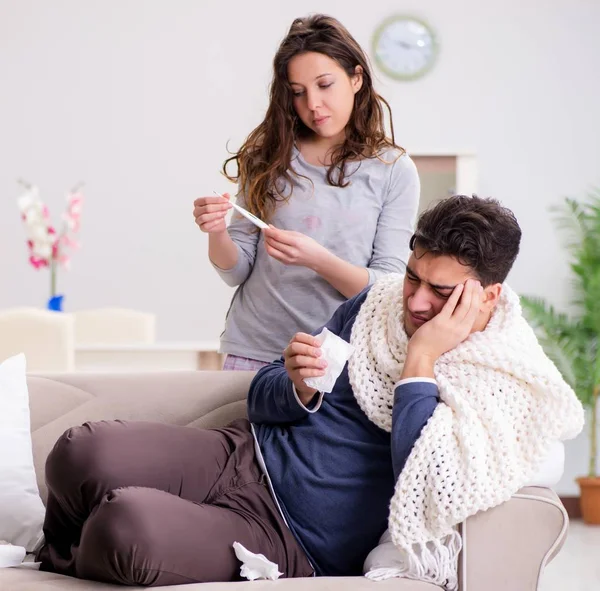 Vrouw die thuis voor zieke man zorgt — Stockfoto