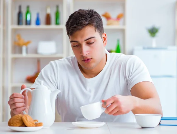 Homme s'endormir pendant son petit déjeuner après le travail supplémentaire — Photo