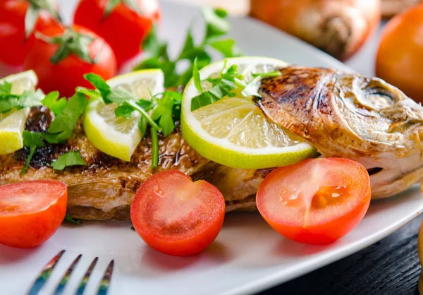 Pescado frito servido en el plato — Foto de Stock