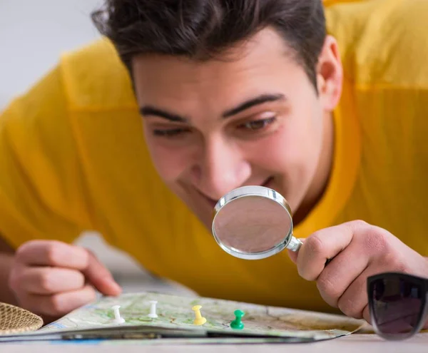 Man planerar sin semester resa med karta — Stockfoto