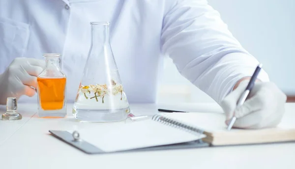 Chemist mixing perfumes in the lab — Stock Photo, Image