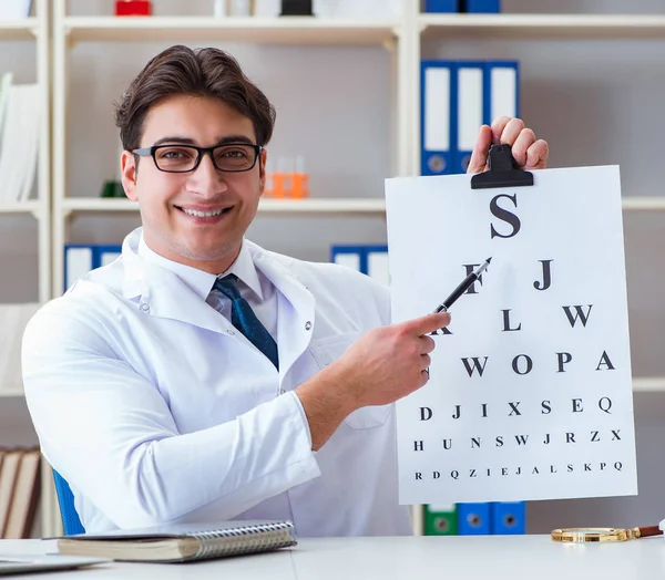 Médico óptico con carta gráfica llevando a cabo una comprobación de la prueba ocular —  Fotos de Stock
