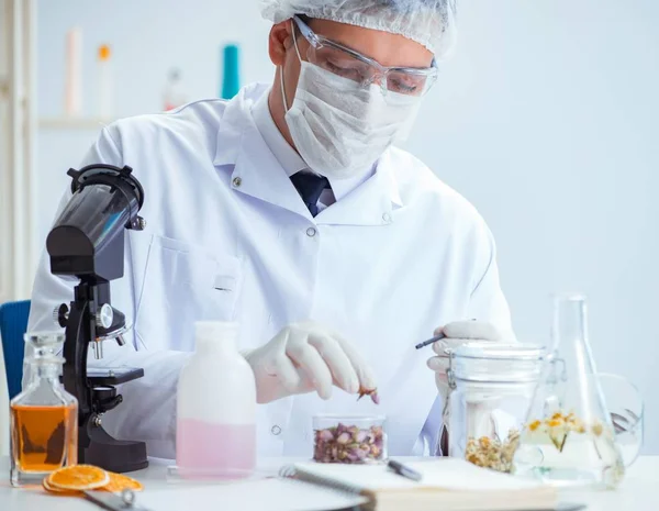 Chemist mixing perfumes in the lab — Stock Photo, Image