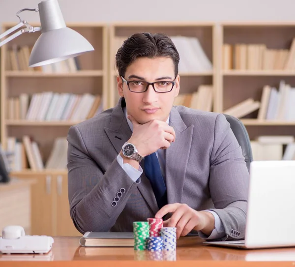 Affärsman spelande spelkort på jobbet — Stockfoto