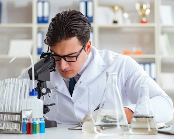 Junge Forscherin bei einem Wassertest Kontamination expe — Stockfoto