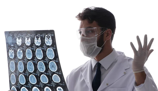 Νεαρός γιατρός που εξετάζει ακτινογραφίες που απομονώνονται σε λευκό — Φωτογραφία Αρχείου