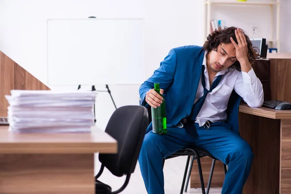 Młody pijany pracownik w biurze — Zdjęcie stockowe