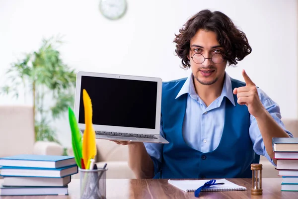 Ung författare som arbetar med sitt nya verk — Stockfoto