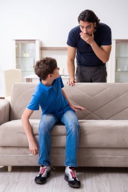 Genç bir çocuk ve ailesiyle sigara içme kavramı