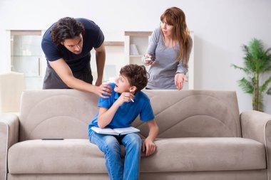 Genç bir çocuk ve ailesiyle sigara içme kavramı