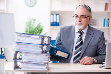 Yaşlanmış erkek çalışanlar aşırı işten memnun değil. 