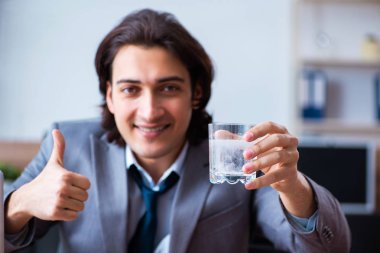 Hasta erkek çalışan ofiste acı çekiyor. 