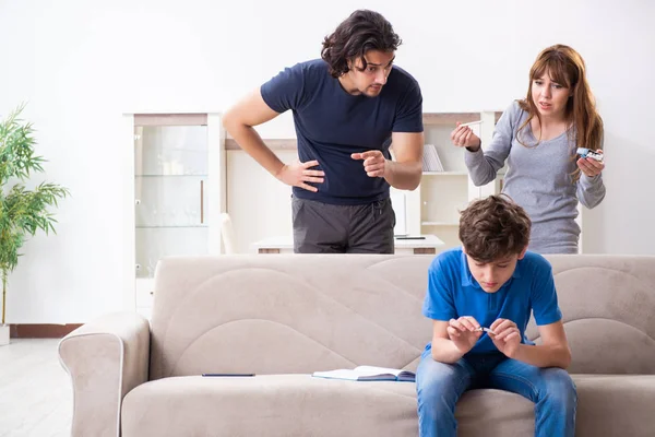 Concept van minderjarig roken met jonge jongen en gezin — Stockfoto