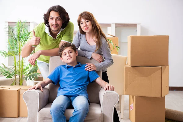 Jovem família se mudando para novo apartamento — Fotografia de Stock