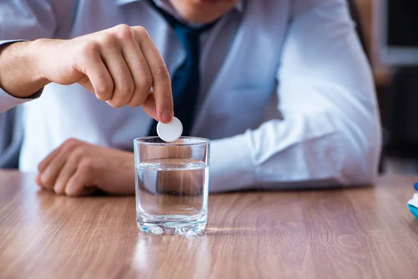 Homem doente empregado sofrendo no escritório — Fotografia de Stock