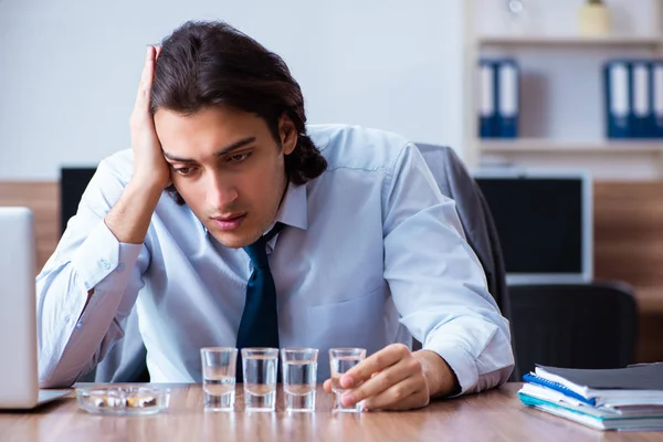 Hombre empleado beber vodka y fumar cigarrillos en el lugar de trabajo — Foto de Stock